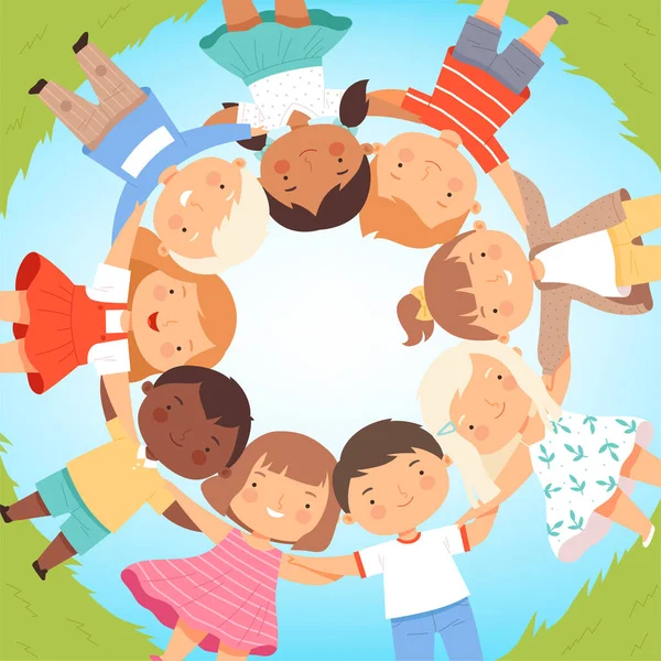 Leuke gelukkige kinderen liggend op gazon in de cirkel, Schattige kinderen die handen vasthouden, Top View, Vriendschap Concept Cartoon Vector Illustratie — Stockvector