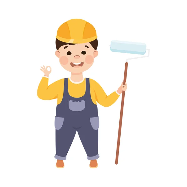 Construtor bonito com escova de rolo, Little Boy personagem pintor em chapéu duro e macacões azuis com ferramentas de construção Desenhos animados Estilo Vector Ilustração — Vetor de Stock