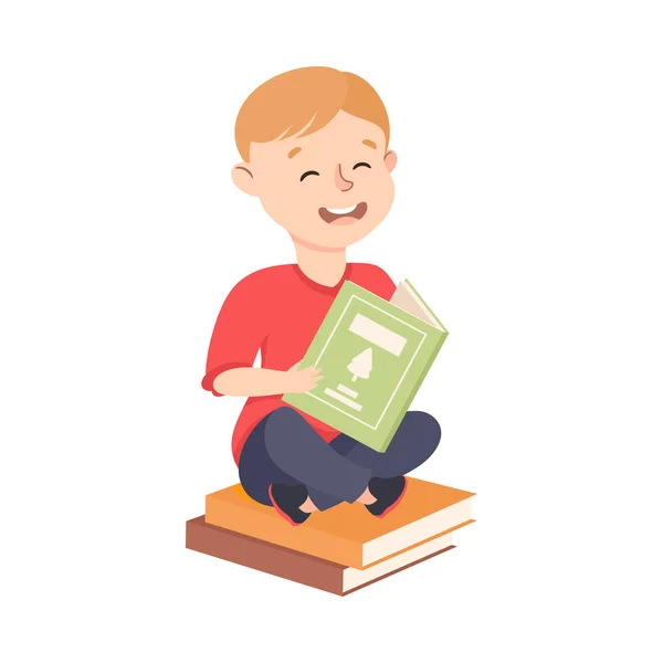 Schattig jongetje zittend op stapel boeken en lezen, kleuterschool jongen genieten van literatuur, kinderen onderwijs concept cartoon stijl vector illustratie — Stockvector