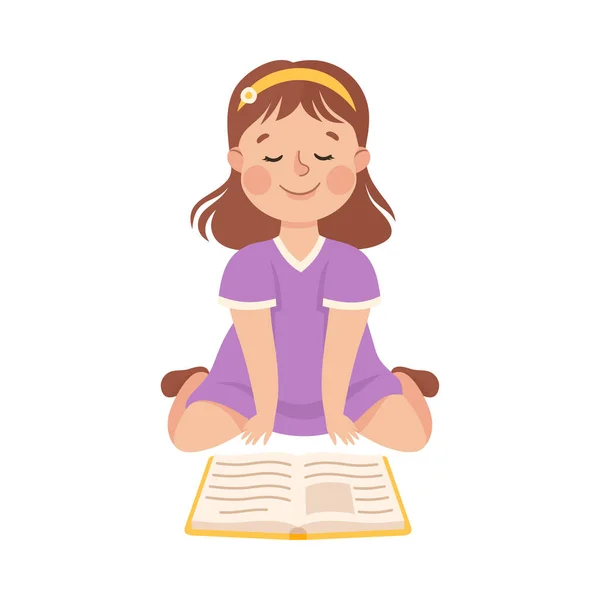 Roztomilé holčička sedí na podlaze a čtení knihy, školačka těší literatura, děti vzdělávání koncepce kreslený styl vektorové ilustrace — Stockový vektor