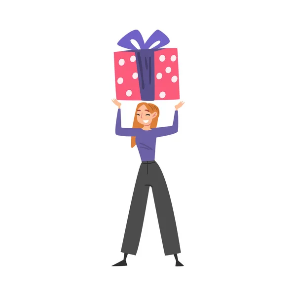 Chica alegre con caja de regalo enorme sobre su cabeza, Persona feliz con símbolo de vacaciones, Feliz cumpleaños Concepto Dibujos animados Estilo Vector Ilustración — Vector de stock