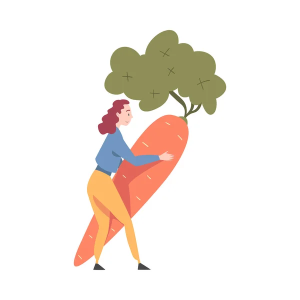 Pequena mulher carregando enorme madura cenoura vetor ilustração — Vetor de Stock