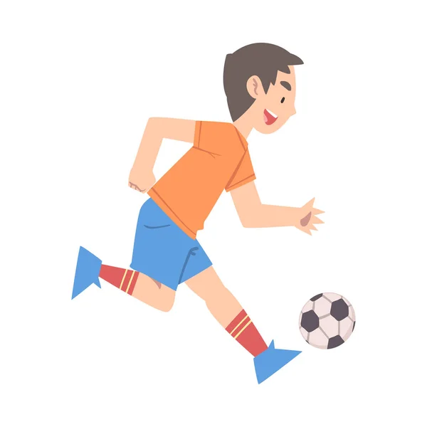 Χαριτωμένο αγόρι που παίζει ποδόσφαιρο στο πάρκο, το παιδί κάνει αθλητισμό, Καλοκαίρι υπαίθριες δραστηριότητες στυλ κινουμένων σχεδίων Εικονογράφηση διάνυσμα — Διανυσματικό Αρχείο