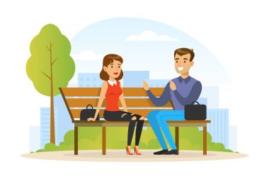 Şehir Parkı 'nda Doğada Rahatlayan İnsanlar, Ahşap Bençte Oturan Genç Çift ve Konuşan Çizgi Film Vektör İllüzyonu