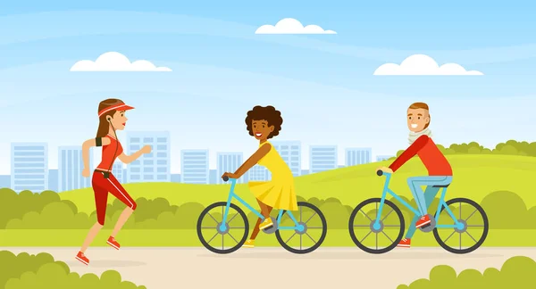 Människor Avkopplande i naturen i Urban Park, Par Riding på cyklar, Ung Kvinna Jogging Cartoon Vector Illustration — Stock vektor
