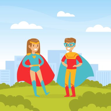 Tatlı Çocuk ve Kız Süper Kahraman Kostümü Giymiş Açık havada Oynuyor, Mutlu Çocuklar Şehrin Arkaplanında Eğleniyor Manzara Çizgi Filmi Vektör İllüzyonu