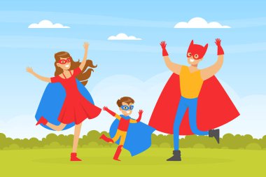 Şirin Çocuk ve annesi ve babası açık havada eğleniyor, Süper Kahraman Kostümleri Giymiş Mutlu Aile Park Çizgi filminde Vektör Resimlerinde oynuyor.