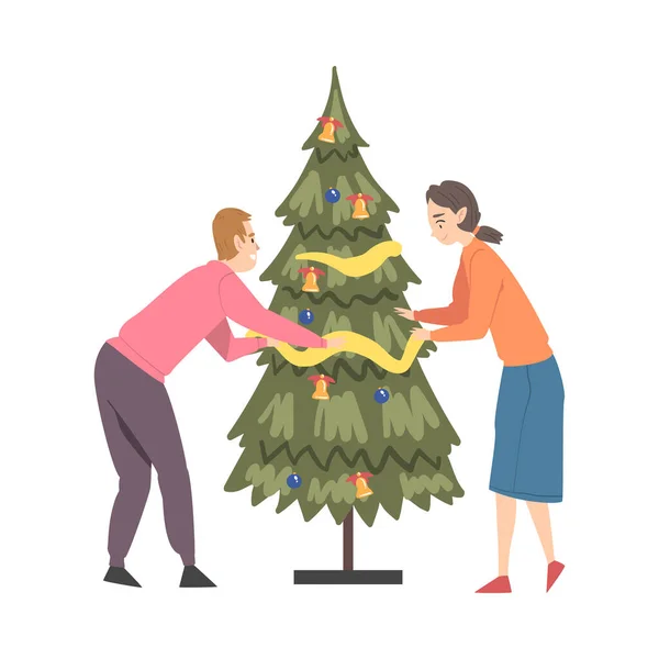 Coppia decorazione albero di Natale, giovane uomo e donna che si prepara per la festa, Buon Natale e Capodanno stile cartone animato vettoriale Illustrazione — Vettoriale Stock