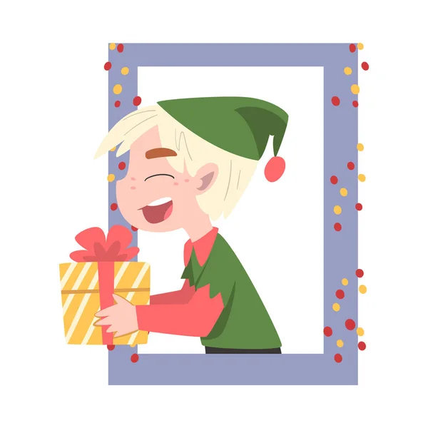 Мальчик в рождественской шляпе эльфа выглядывает из окна, ребенок дарения или получения подарочной коробки, счастливого Рождества и Нового года, счастливых зимних праздников Концепция векторной иллюстрации — стоковый вектор