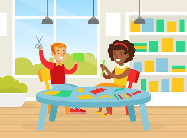 Crianças criativas bonitos sentados na mesa de corte de papel colorido com tesoura, menino sorridente e menina de artesanato juntos no jardim de infância Cartoon Vector Ilustração — Vetor de Stock