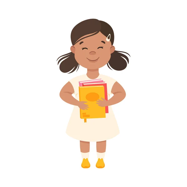 Linda niña de pie con libro, Preescolar chica amante de la literatura, Concepto de educación para niños Dibujos animados Estilo Vector Ilustración — Vector de stock