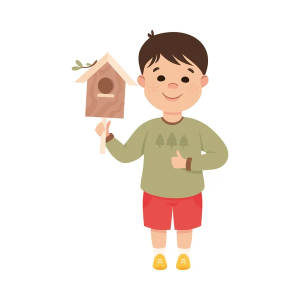 Menino obediente com boa reprodução segurando madeira Bird House Vector Ilustração — Vetor de Stock