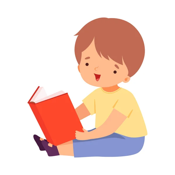 Little Boy Reading Book, Cute Kid Sentado no chão Gostando de Leitura, Ventilador de Literatura, Educação Infantil e Imaginação Conceito Desenhos Animados Estilo Vetor Ilustração — Vetor de Stock