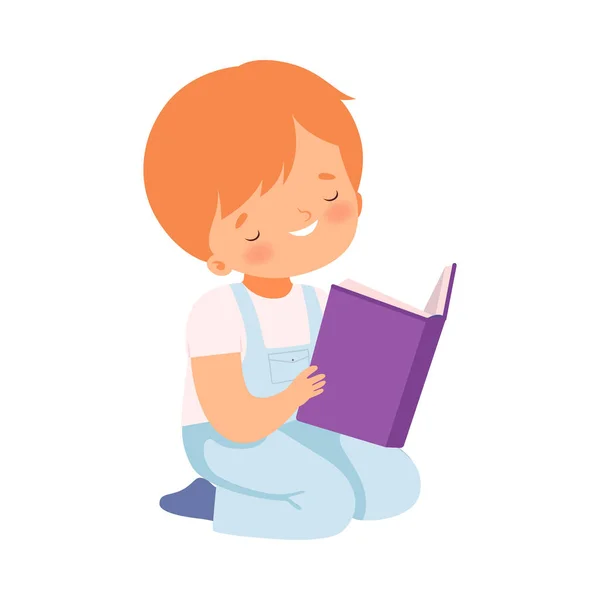 Libro de lectura de niño feliz, Niño lindo sentado en el piso en sus rodillas disfrutando de la lectura, Educación de los niños y el concepto de imaginación Ilustración vectorial de estilo de dibujos animados — Vector de stock