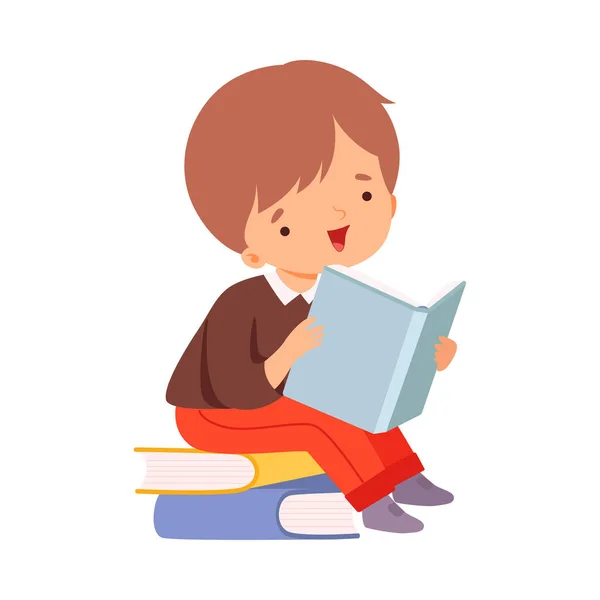 Little Boy Lezen Boek, Schattig Kind Zittend op stapel boeken, Kinderen Onderwijs en Verbeelding Concept Cartoon Style Vector Illustratie — Stockvector