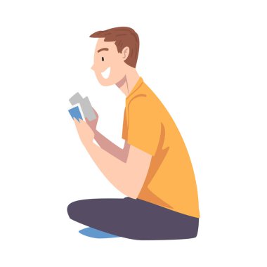 Yerde oturan genç adam masa oyunu oynuyor, Guy evde dinleniyor çizgi film stili illüstrasyonunda