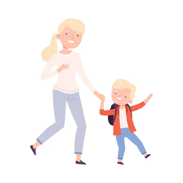 Mamá feliz llevando a su hijo a la lección, padre e hijo caminando juntos a la escuela o jardín de infantes en la mañana, ilustración vectorial del estilo de la historieta — Vector de stock