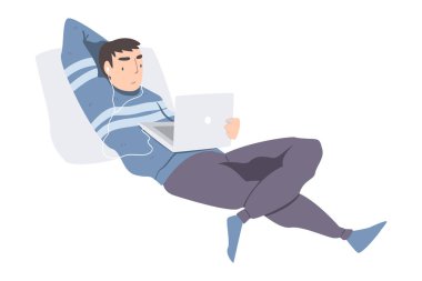 Kulaklıklı Adam Laptop Bilgisayarında Canlı Podcast Yapıyor Çizgi Film Stili Vektör İllüstrasyonu