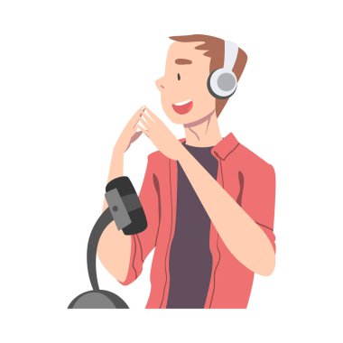 Kulaklıklı Genç Adam Stüdyo Çizgi Film Biçimli Vektör İllüstrasyonunda Mikrofon ile Ses Podcast 'i Dinliyor ve Kaydediyor