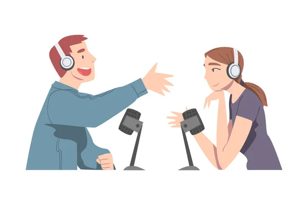 Yoing Man and Woman Recording Podcast, Radio Host Інтерв'ю Guest in Studio on Air, Podcasting Cartoon Style Vector Illustration — стоковий вектор