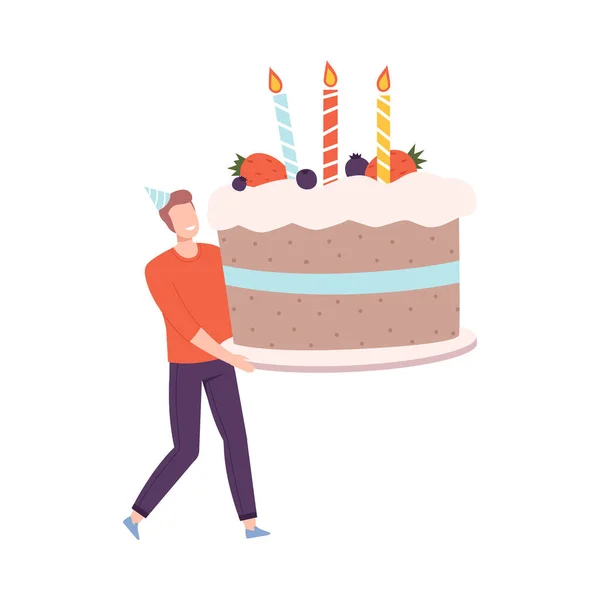 Молодой человек с огромным тортом день рождения, крошечный человек празднуя праздник или важное событие Мультфильм стиль вектор иллюстрация — стоковый вектор