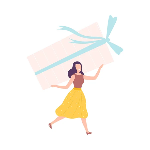 Mujer que lleva una caja de regalo enorme con arco, pequeña persona que celebra el cumpleaños o evento importante Ilustración vectorial de estilo de dibujos animados — Vector de stock