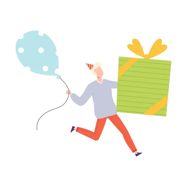 Joven corriendo con una enorme caja de regalo y un globo, una pequeña persona que celebra el cumpleaños o un evento importante Ilustración vectorial de estilo de dibujos animados — Archivo Imágenes Vectoriales