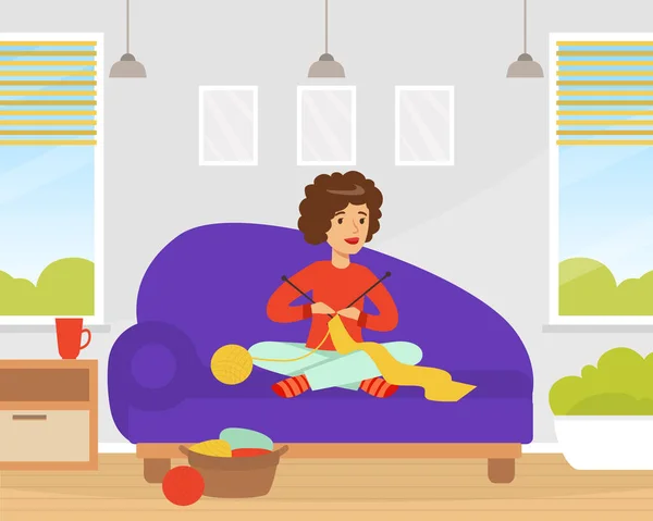 Mujer joven sentada en un sofá y tejiendo con agujas Vector Illustration — Vector de stock