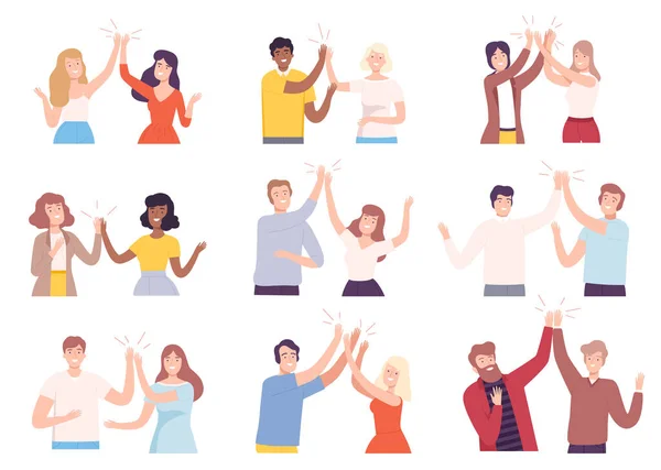 Colección de personas que dan High Five, Hombres y mujeres alegres saludándose, celebrando el éxito, expresando felicidad Dibujos animados Estilo Vector Ilustración — Vector de stock