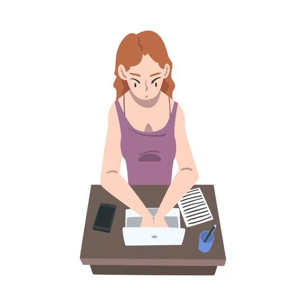 Kvinnlig Journalist sitter vid skrivbordet skriva artikel eller uppsats på bärbar dator vektor Illustration — Stock vektor