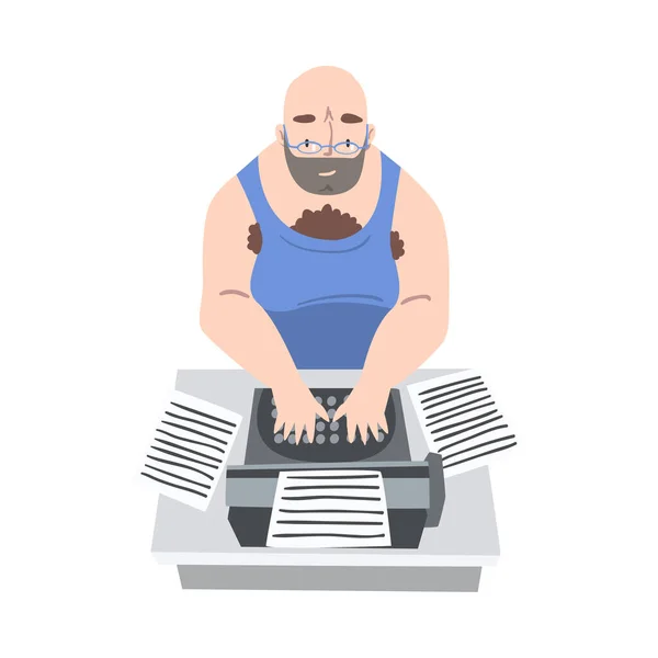 Bearded Man Journalist Zittend aan de balie Artikel of Openbaar Essay over schrijfmachine Vector Illustratie — Stockvector