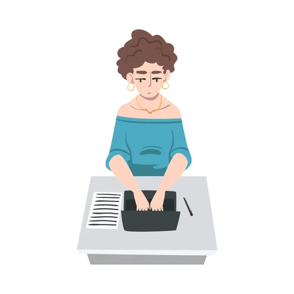 Journaliste féminine assise au bureau Rédaction d'un article ou d'un essai sur l'illustration vectorielle d'un ordinateur portable — Image vectorielle