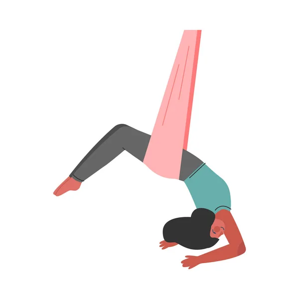 Meisje doet Air Yoga, slanke vrouw in sportkleding oefenen vliegende anti-zwaartekracht yoga asana met hangmat, gezonde levensstijl concept cartoon stijl vector illustratie — Stockvector