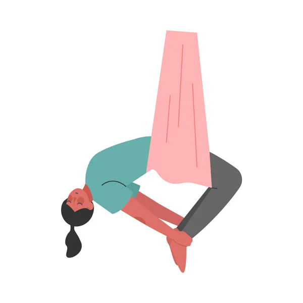 Ragazza che fa lo yoga dell'aria, sottile giovane donna in abbigliamento sportivo che pratica lo yoga antigravità volante con l'amaca, illustrazione del vettore di stile del fumetto di allenamento di idoneità — Vettoriale Stock