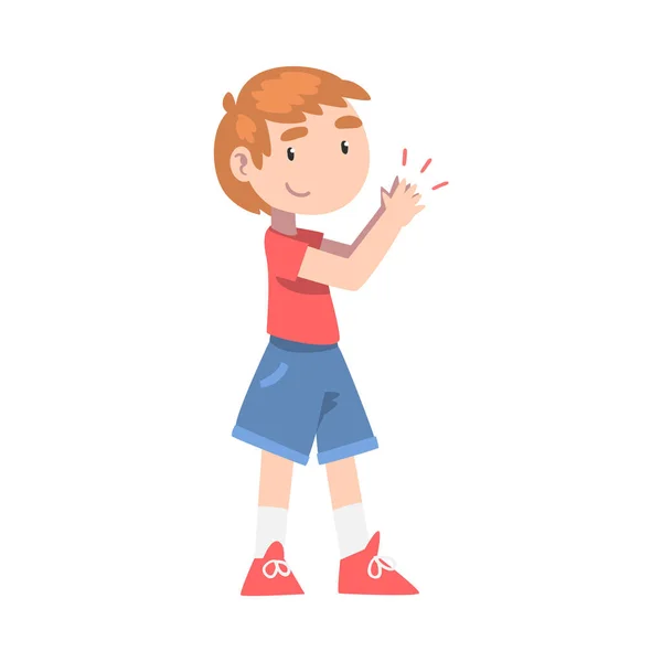 Lindo niñito en pantalones cortos y camiseta aplaudiendo sus manos, niño feliz expresando disfrute, aprecio, deleite ilustración vectorial de estilo de dibujos animados — Vector de stock