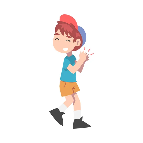 Söt liten pojke som klappar händerna, glada Kid bär shorts, T-shirt och baseball Cap uttrycker glädje, uppskattning, glädje tecknad stil vektor Illustration — Stock vektor