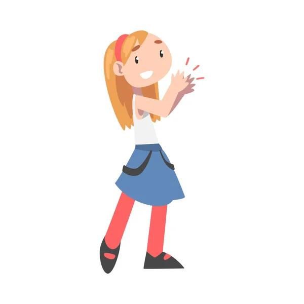 Bonne petite fille applaudissant ses mains, souriant enfant en robe applaudissant exprimant plaisir, appréciation, plaisir Illustration vectorielle de style dessin animé — Image vectorielle