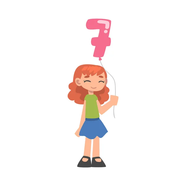 Mignon fille tenant ballon rose en forme de 7 Nombre Illustration vectorielle de style bande dessinée — Image vectorielle