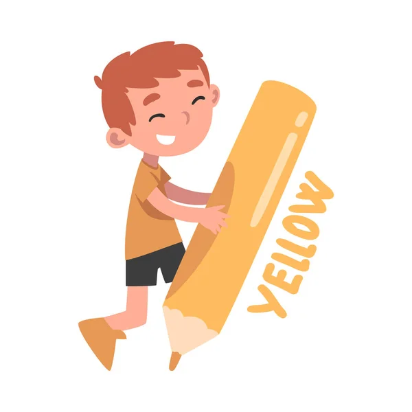 Niño pequeño sosteniendo enorme lápiz amarillo, lindo niño dibujo con gran lápiz de colores estilo de dibujos animados Vector Ilustración — Vector de stock