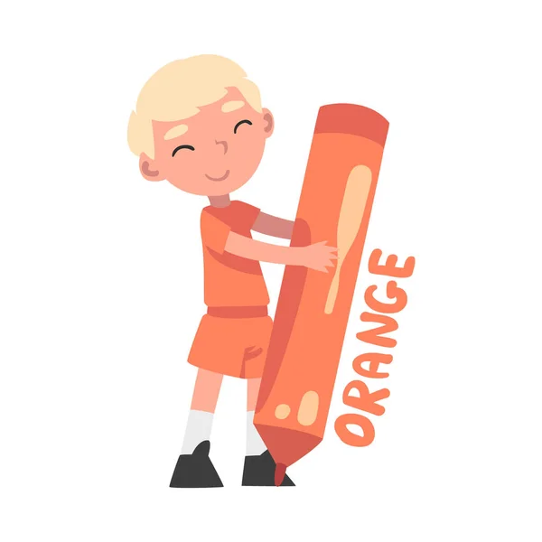 Niño pequeño sosteniendo enorme lápiz naranja, lindo niño usando ropa naranja dibujo con gran lápiz ilustración vectorial estilo de dibujos animados — Vector de stock