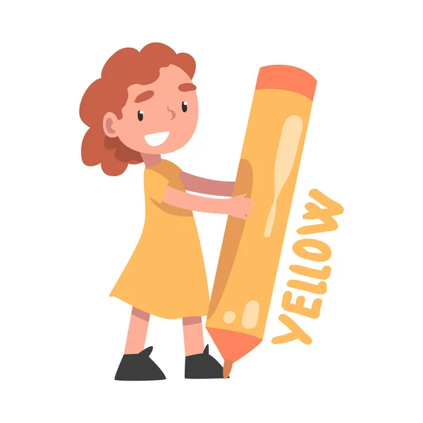 Tiny Girl Holding enorme lápiz amarillo, linda chica en el dibujo vestido amarillo con gran lápiz de dibujos animados estilo Vector Ilustración — Vector de stock