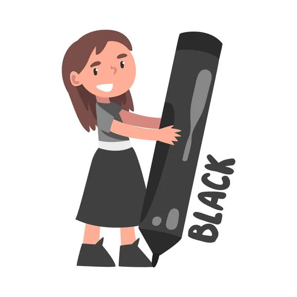 Petite fille tenant un énorme crayon noir, jolie fille en robe noire Dessin avec grand dessin au crayon Illustration vectorielle de style dessin animé — Image vectorielle