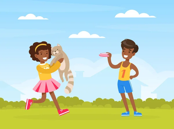 Счастливые афроамериканские мальчик и девочка, играющие с котом на свежем воздухе, дети, развлекающиеся и кормящие домашнее животное Анимал на зеленом летнем ландшафте. — стоковый вектор