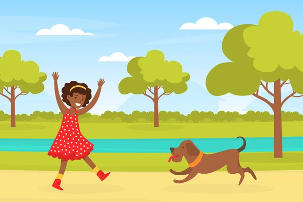 Счастливая афроамериканская девочка, играющая со своим догом в городском парке, веселится с домашним животным Анималом на летнем ландшафте — стоковый вектор