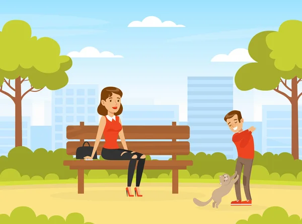 Mãe e seu filho andando com gato no parque urbano, menino brincando com animais de estimação ao ar livre, enquanto sua mãe sentado no banco Cartoon Vector Ilustração — Vetor de Stock