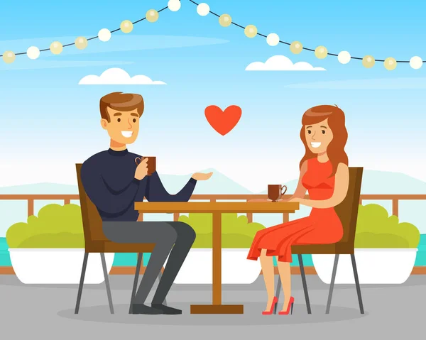 Pareja joven sentada en Café al aire libre, hombre y mujer teniendo una cita romántica Dibujos animados Vector Ilustración — Archivo Imágenes Vectoriales