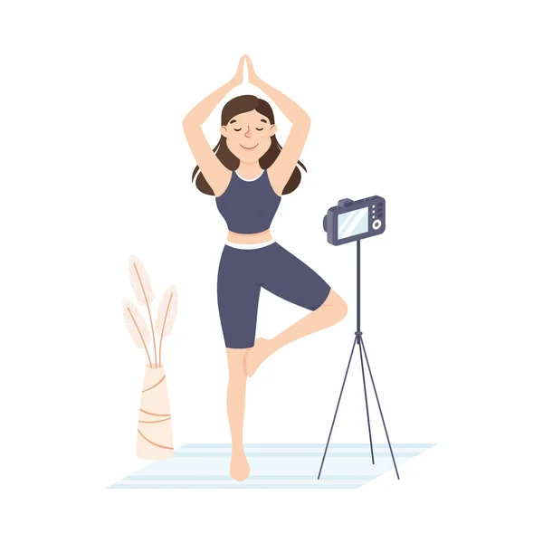 Blogger Girl Haciendo Ejercicios de Yoga, Mujer Creando Contenido para Blog o Transmisión en Vivo, Grabación de Vídeo con Cámara en Trípode, Redes Sociales Cartoon Vector Illustration — Vector de stock