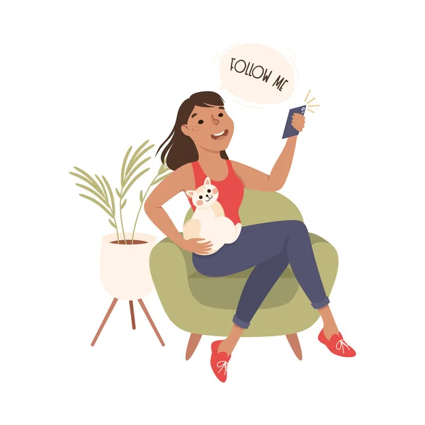 Blogger dívka streaming Online z chytrého telefonu, zatímco sedí doma se svou kočkou, blogování, sociální sítě koncepce karikatury styl vektorové ilustrace — Stockový vektor