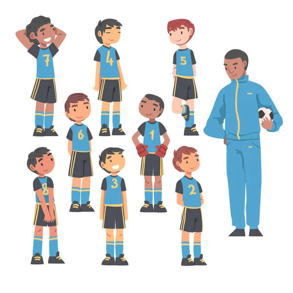 Equipo de jugadores de fútbol infantil con entrenador entrenador, Grupo de niños en uniforme deportivo y entrenador de fútbol, Actividad deportiva de la escuela, Ilustración de vectores de dibujos animados de concepto de academia de fútbol — Archivo Imágenes Vectoriales