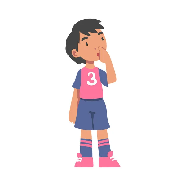 Lindo personaje de jugador de fútbol para niños, Divertido niño pequeño en uniforme deportivo jugando fútbol, Academia de fútbol para niños Concepto Dibujos animados Estilo Vector Ilustración — Archivo Imágenes Vectoriales